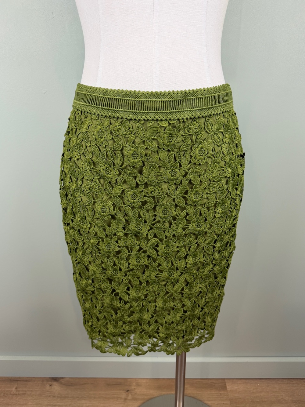 Ann Taylor Olive Green Floral 3D Lace embroidered Overlay Pencil Skirt size 4P